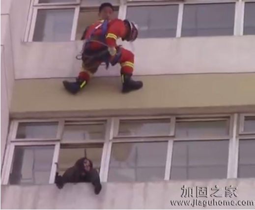 被消防員踹回屋內的跳樓輕生美女高中生