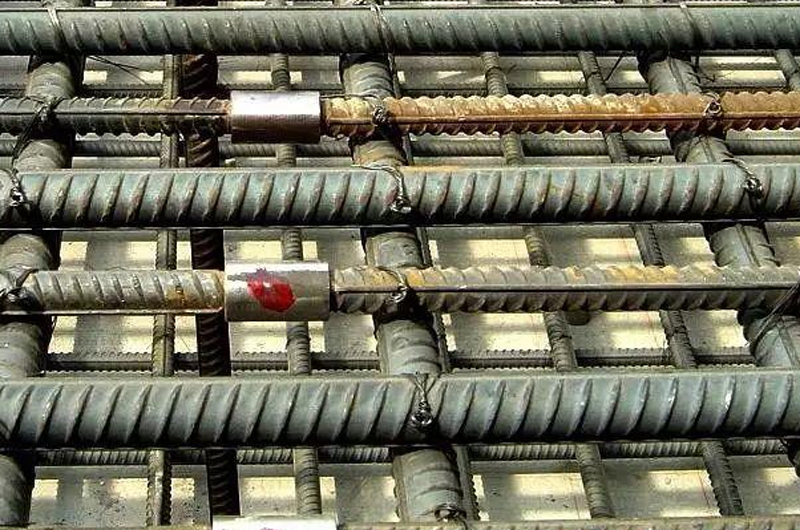 在進行鋼筋套筒連接時，還需要注意以下幾點